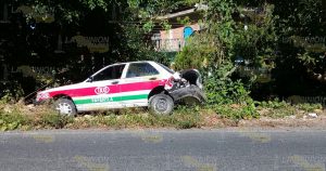 Taxista intentó rebasar y provocó fuerte percance