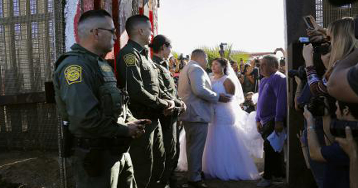 Esta pareja se casó en la valla que separa a México y EU