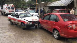 Camión de volteo provoca accidente