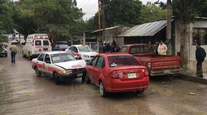 Camión de volteo provoca accidente