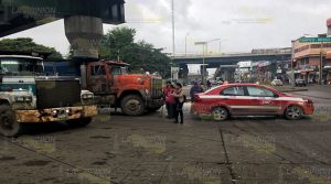 Camión de volteo provoca accidente