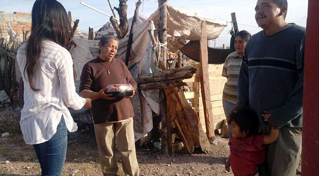 Diputada regala "pollitos rostizados" con su fotografía