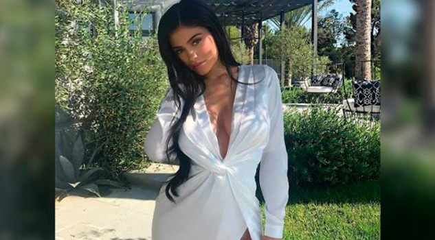 Kylie Jenner posa con poca ropa y... ¿cubriéndose el vientre? Kylie Jenner Posa Poca Ropa Cubriéndose Vientre