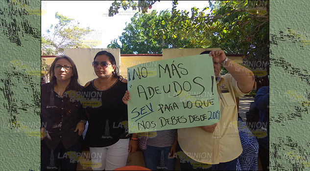 Maestros siguen sin poder cobrar