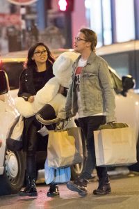 Macaulay Culkin y su novia Brenda Song, muestran su amor Macaulay Culkin Novia Brenda Song Muestran Amor