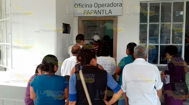 Se manifiestan en las oficinas de CAEV por falta de agua Manifiestan Oficina Caev Falta Agua