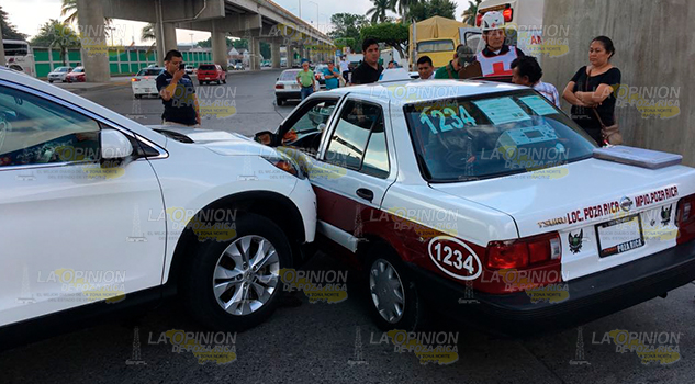 Petrolera choca contra un taxi; 4 lesionados Petrolera Choca Taxi Lesionados