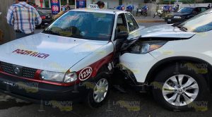 Petrolera choca contra un taxi; 4 lesionados Petrolera Choca Taxi Lesionados