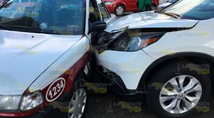 Petrolera choca contra un taxi; 4 lesionados Petrolera Choca Taxi Lesionados
