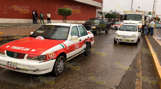 Taxi choca contra un camión Taxi Choca Contra Camión