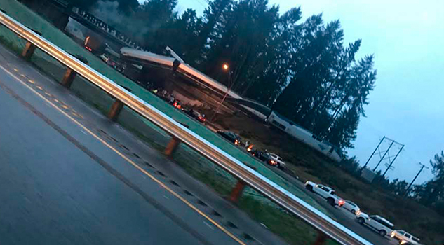 Tren se descarrilla y cae a autopista en EU; 6 muertos Tren Descarrila Cae Autopista E.U. Muertos