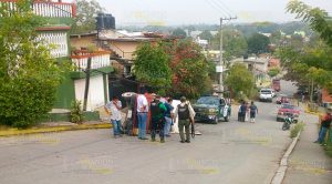 Vuelca camioneta cargada con carne de cerdo