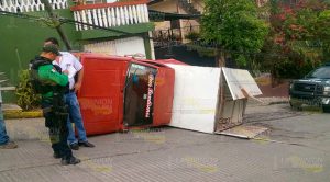 Vuelca camioneta cargada con carne de cerdo Vuelca Camioneta Cargada Carne Cerdo