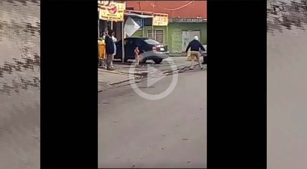 VIDEO: Mujer baña a niño en la calle con clima de 6 grados
