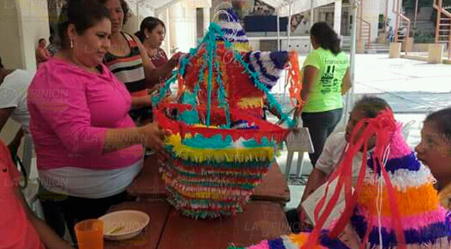 Bazar navideño con las piñatas