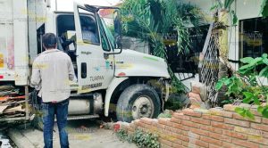 Queda sin frenos e impacta taxi
