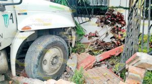 Queda sin frenos e impacta taxi