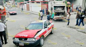 Queda sin frenos e impacta taxi