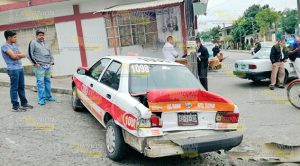 Queda sin frenos e impacta taxi