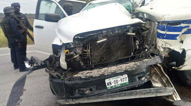Accidente entre patrulla y tráiler deja cuatro muertos
