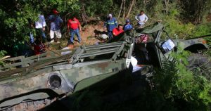Volcadura de camión del Ejército Mexicano deja tres muertos