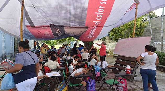 A falta de techo, alumnos de Veracruz estudian a la interperie