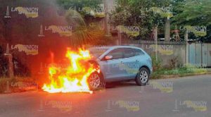 Arde una camioneta por cortocircuito