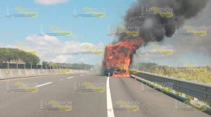 Autobús arde en llamas a la altura de Corral Falso