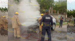 Arde una camioneta por cortocircuito