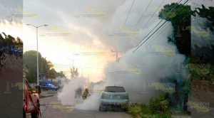 Arde una camioneta por cortocircuito