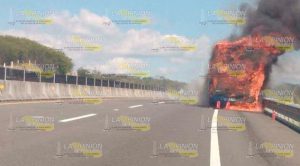 Autobús arde en llamas a la altura de Corral Falso