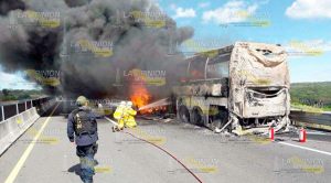 Autobús arde en llamas a la altura de Corral Falso