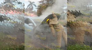 Arde una camioneta por cortocircuito