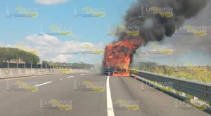 Autobús arde en llamas a la altura de Corral Falso