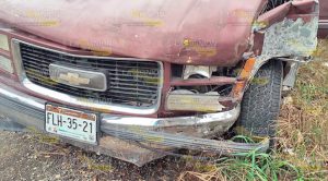 Camioneta choca contra una barda