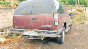 Camioneta choca contra una barda