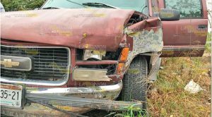 Camioneta choca contra una barda