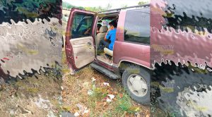 Camioneta choca contra una barda