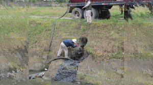 Derrame de chapopote contamina el río Papantepec