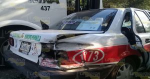 Taxi es impactado por autobús de pasajeros