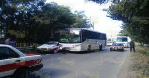 Taxi es impactado por autobús de pasajeros