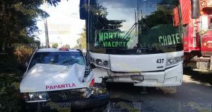 Taxi es impactado por autobús de pasajeros