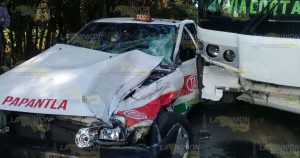 Taxi es impactado por autobús de pasajeros