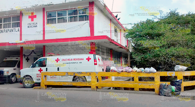Dejan su basura en la Cruz Roja