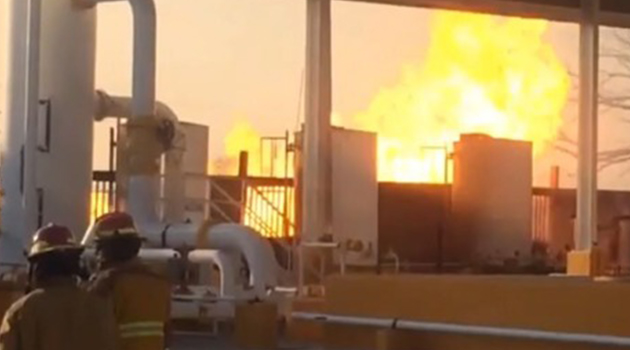 Explosiones generan incendio en instalaciones de Pemex