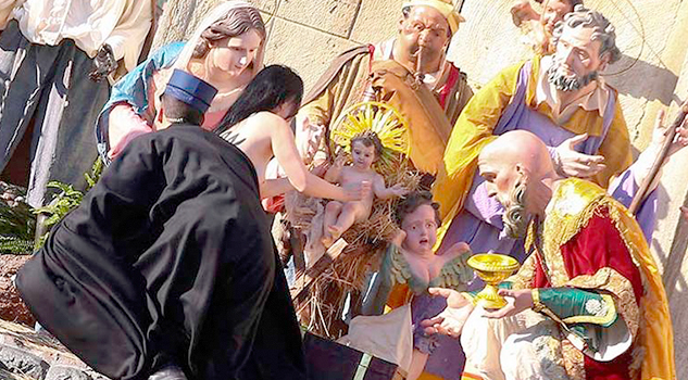 Mujer en topless intenta robar al niño Jesús del nacimiento del Vaticano