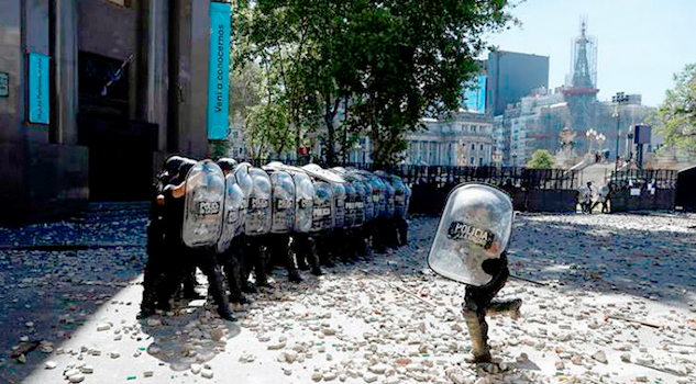 Huelga general y batalla campal rodean tenso debate de reforma en Argentina