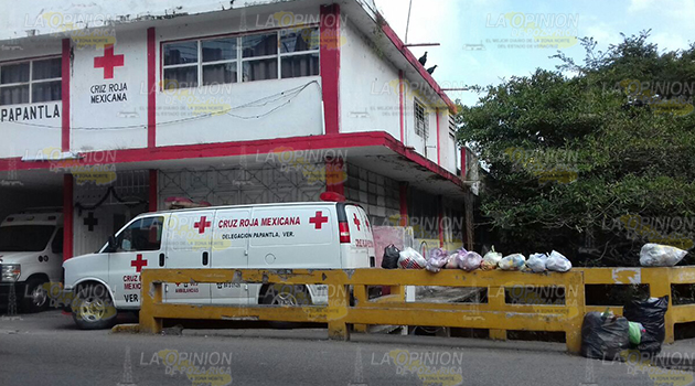 Dejan su basura en la Cruz Roja