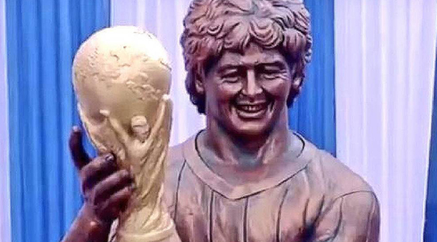 ¿Y si mejor dejamos de hacer estatuas? Así quedó la de Maradona...