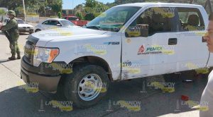 Choca motociclista contra camioneta de PEMEX